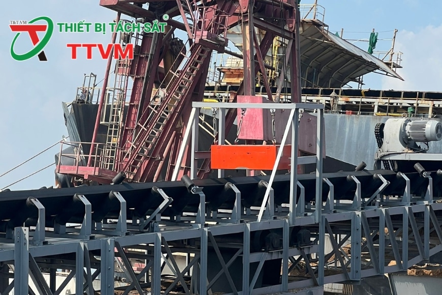 nam châm phẳng ở cảng xuất dăm gỗ