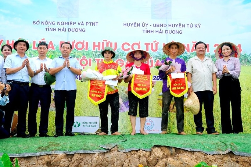 trao giải cho bà con