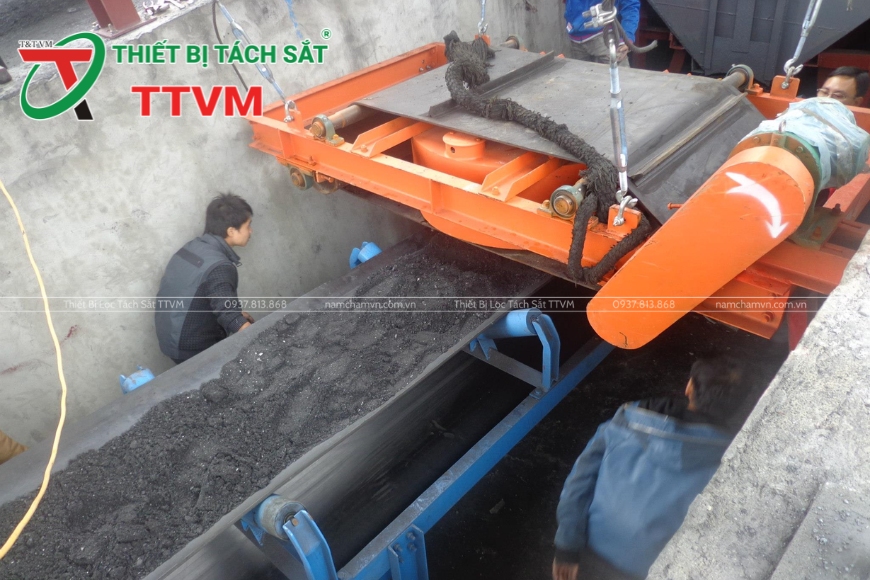 băng tải khử sắt sử dụng nam châm điện