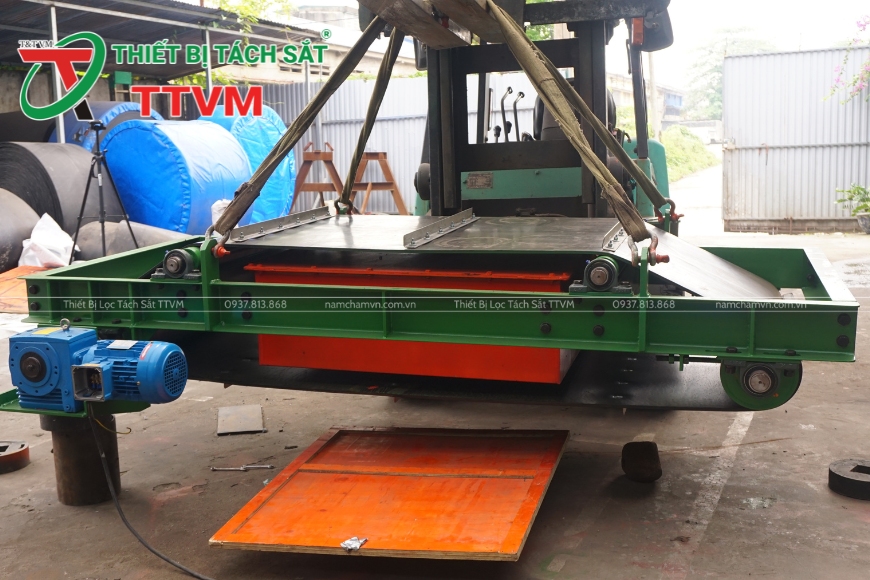 băng tải khử sắt sử dụng nam châm vĩnh cửu