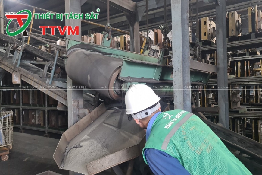 băng tải khử sắt trong nhà máy