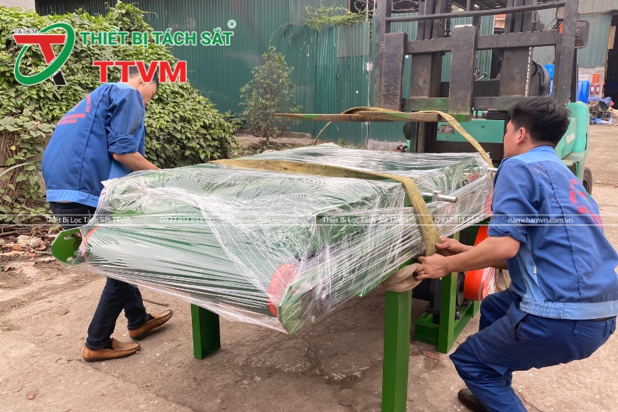 bán băng tải gắn rulo từ