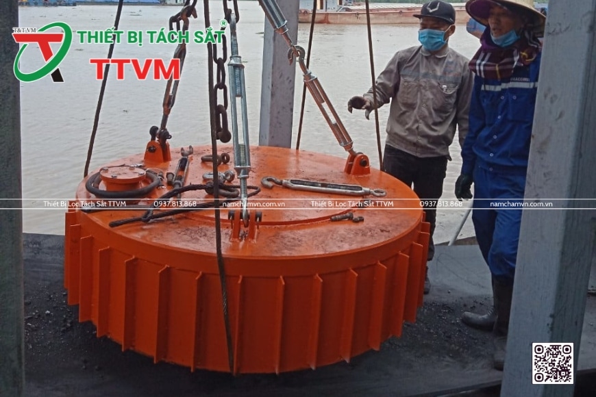 nam châm điện hút sắt trên băng tải