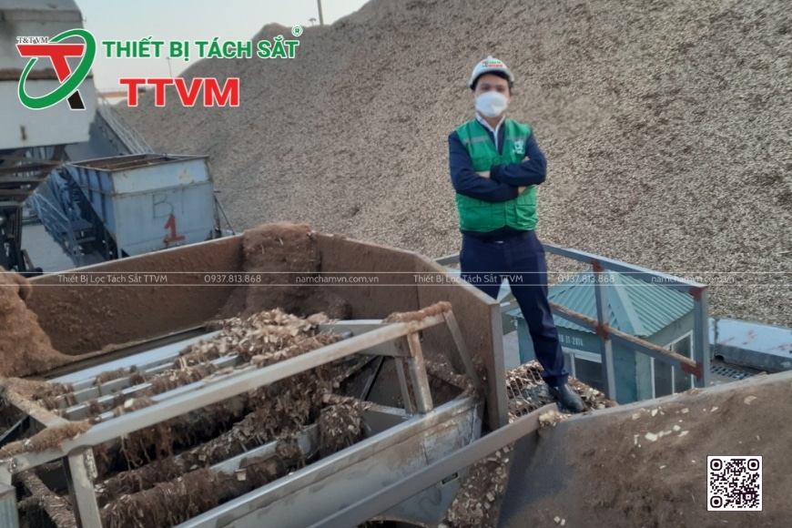 sắt dính nhiều trên khung nam châm