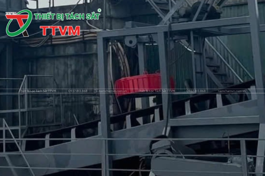 nam châm điện lọc sắt trên băng tải