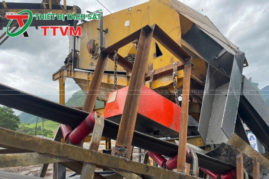 nam châm phẳng lọc sắt trên băng tải