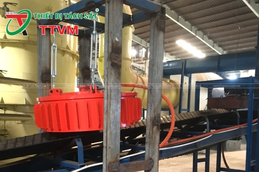 nam châm tách sắt hoạt động trơn tru