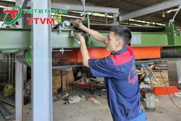 Ưu điểm của nam châm tách sắt trong công nghiệp: Giải pháp bảo vệ máy móc và nâng cao chất lượng sản phẩm