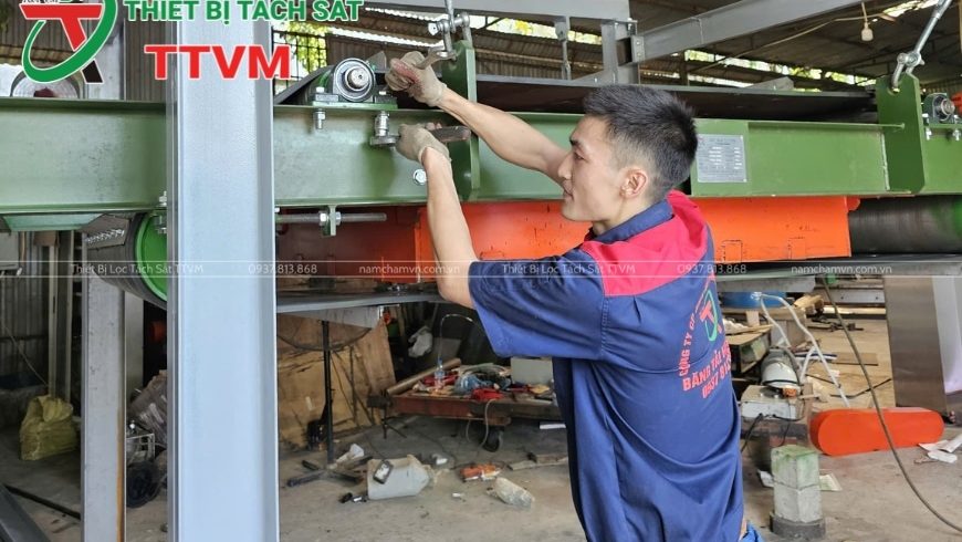 Ưu điểm của nam châm tách sắt trong công nghiệp: Giải pháp bảo vệ máy móc và nâng cao chất lượng sản phẩm