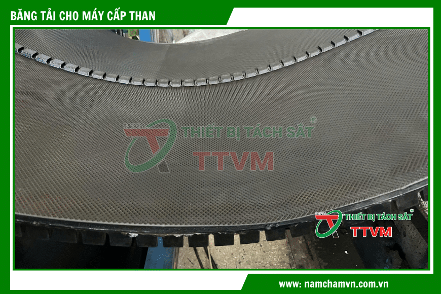 Thiết kế răng cưa/khớp nối dọc mép băng tải, đặc trưng của băng tải cho máy cấp than Heesung định lượng, giúp đảm bảo truyền động không trượt.