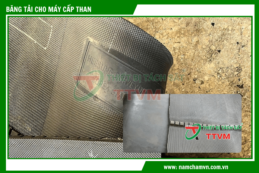 Cuộn băng tải cho máy cấp than loại răng cưa chờ bàn giao, đảm bảo thông số kỹ thuật chính xác cho hệ thống cấp liệu công suất lớn.