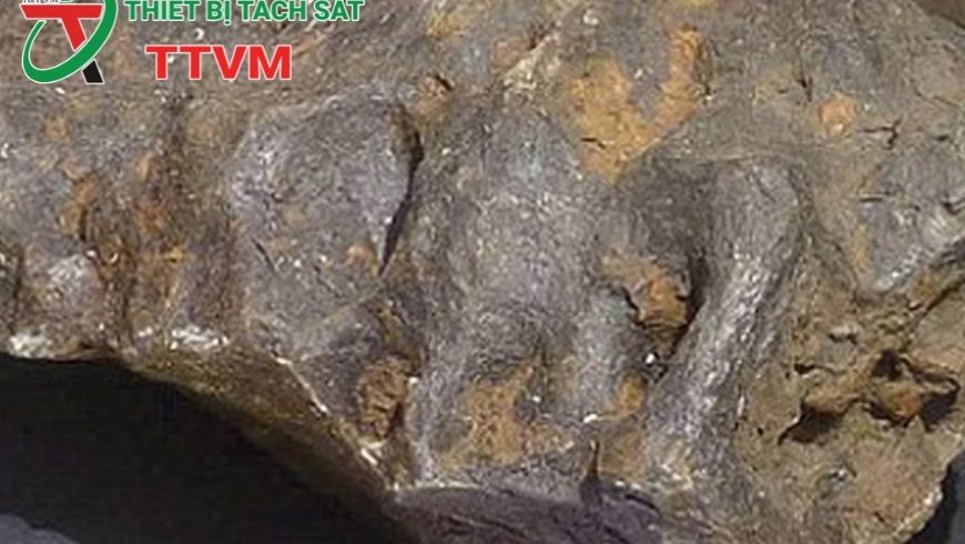 Khối sắt gỉ chứa từ tính ngỡ bỏ đi hóa đá quý giá trị trăm tỷ